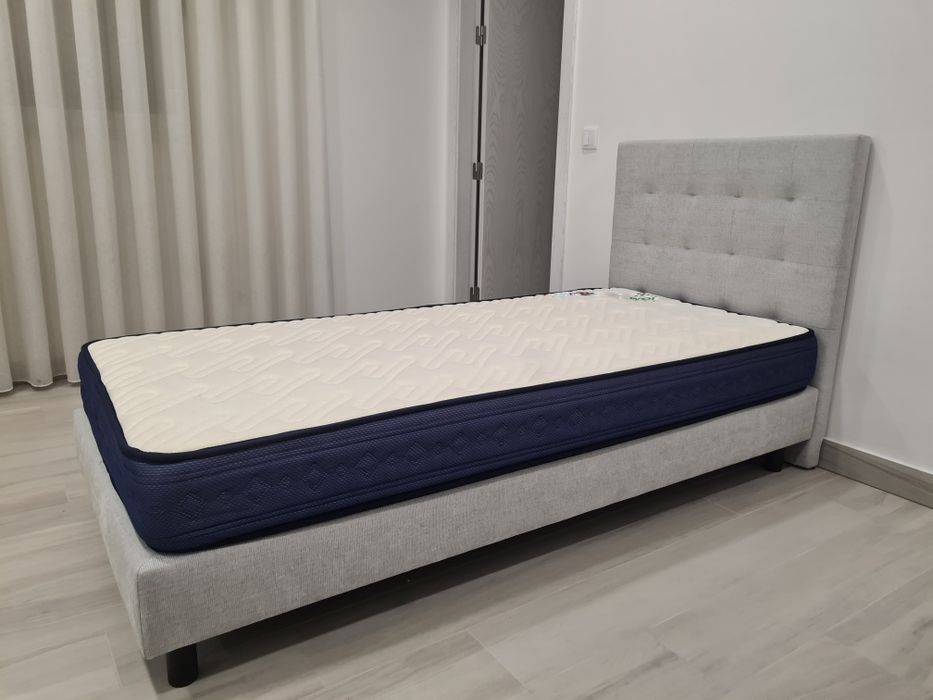 Cama individual com colchão