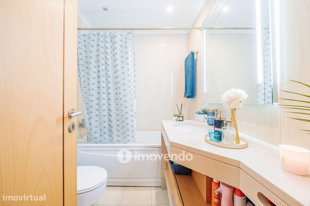 Apartamento T2 moderno, com garagem e varanda enorme, na Malvarosa