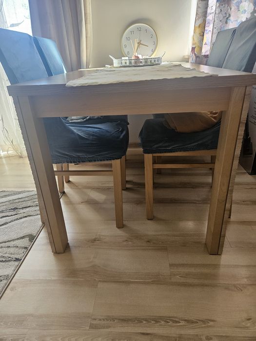 Stół do salonu plus krzesła