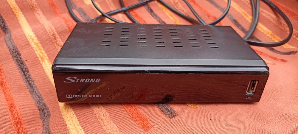 Цифровий HD-ресивер для кабельного телебачення моделі STRONG SRT 3001.