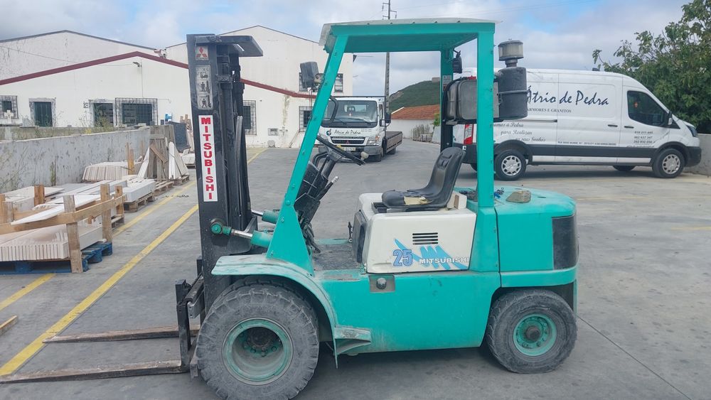 Empilhador mitsubich 2.5 t