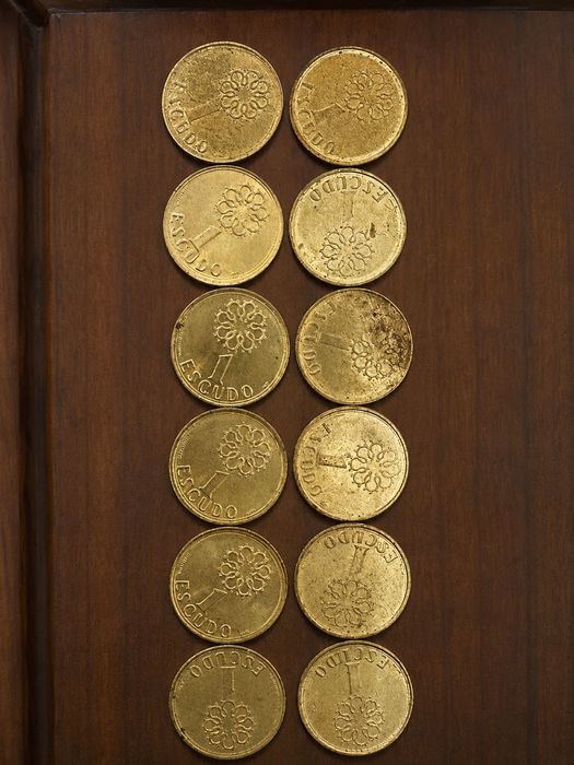 Coleção de 12 moedas de 1 Escudo (1986–1999), apenas em falta os anos 1997 e 1998. Ideal para completar coleção.
