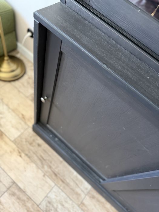 Czarna używana witryna IKEA z serii HAVSTA