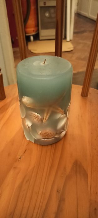 Várias velas e suportes