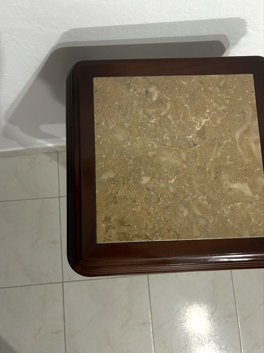 Mesa de apoio com tampo em mármore