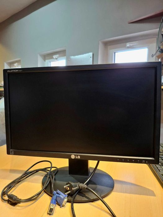 Monitor LED LG E2211S- BN + okablowanie