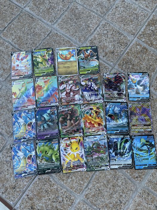 Coleção de cartas de pokemon com algumas cartas mais raras