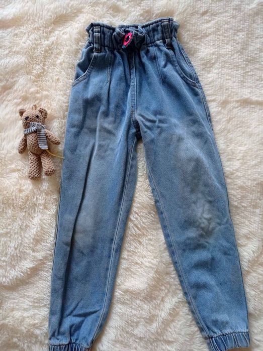 Моми на дівчинку