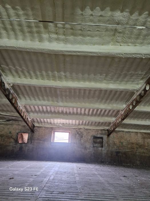 Izolacja Ocieplenie pianą PUR magazyn hala garaż