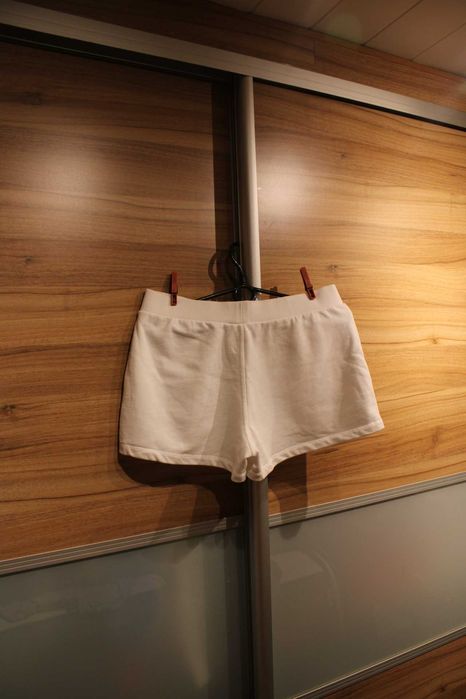 PRAWIE NOWE,CALVIN KLEIN,spodenki,damskie ,roz.M,białe