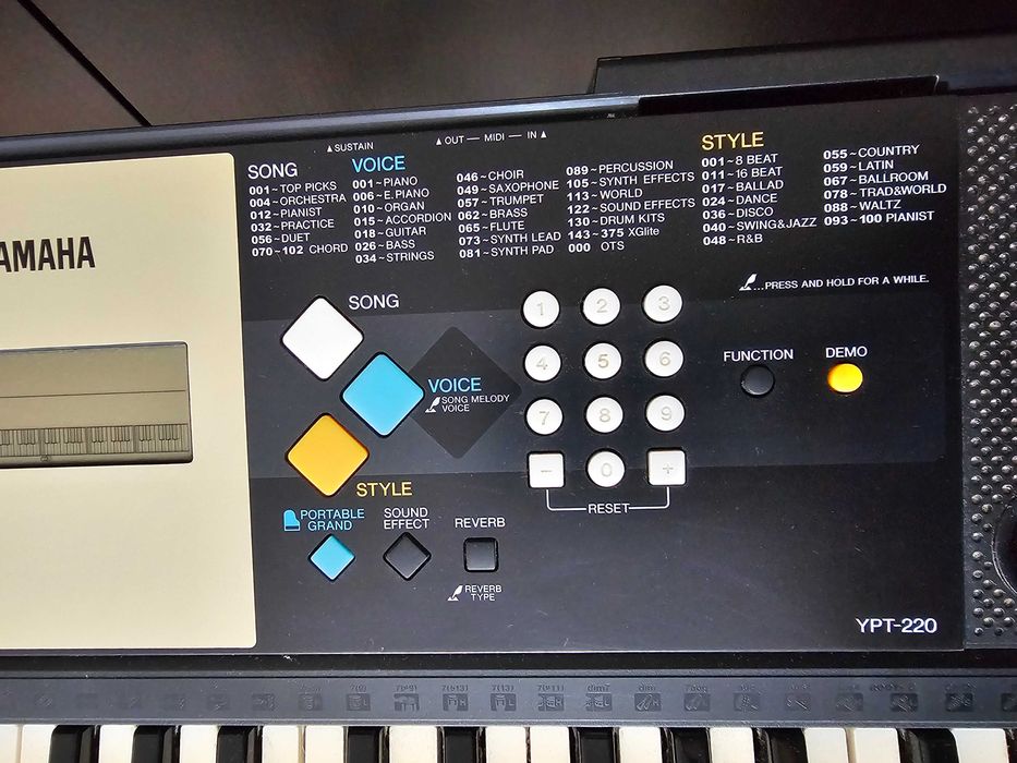 Yamaha YPT-220 com suporte.  Ótimo estado