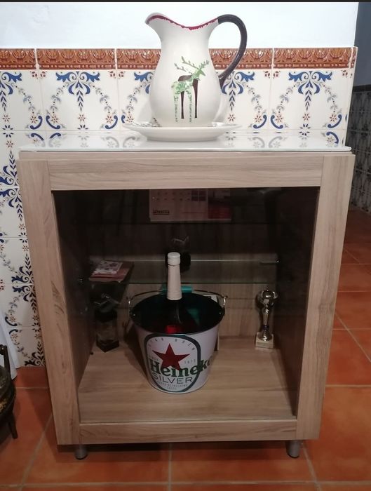 Móvel em madeira de aglomerado, tampo em vidro amovível, 2 meias prateleiras vidro

Medidas cm:
Altura total - 74,5
Altura sem pés - 65,5