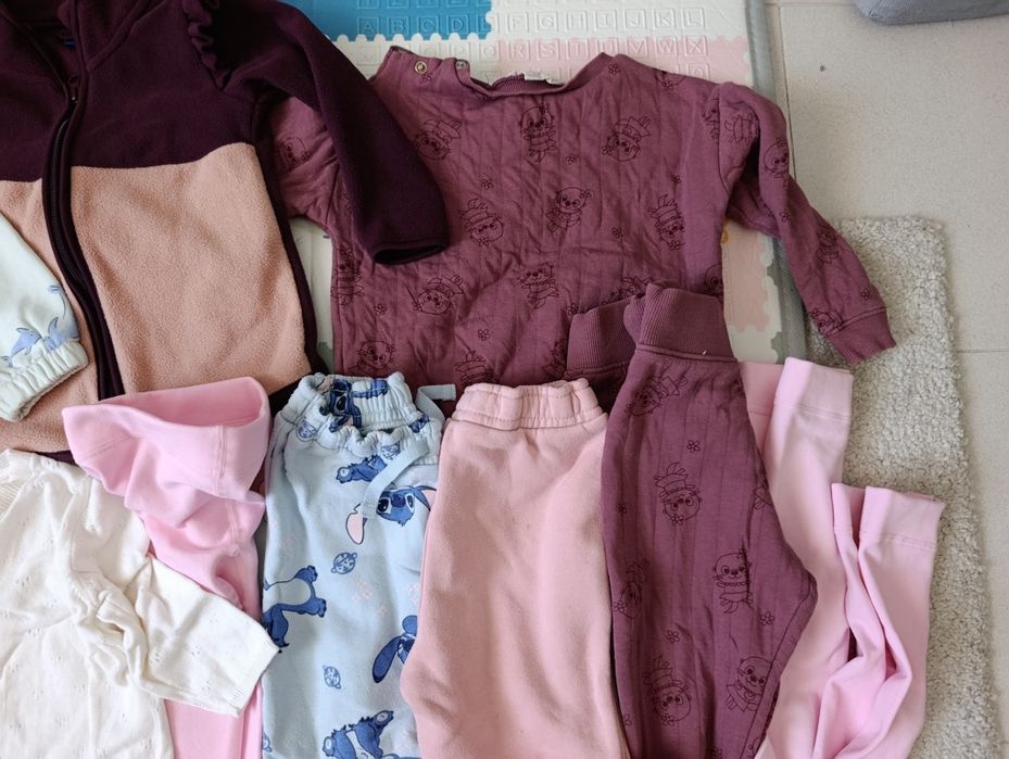 Pack com cerca de 20 peças de roupa menina 9 a 24 meses