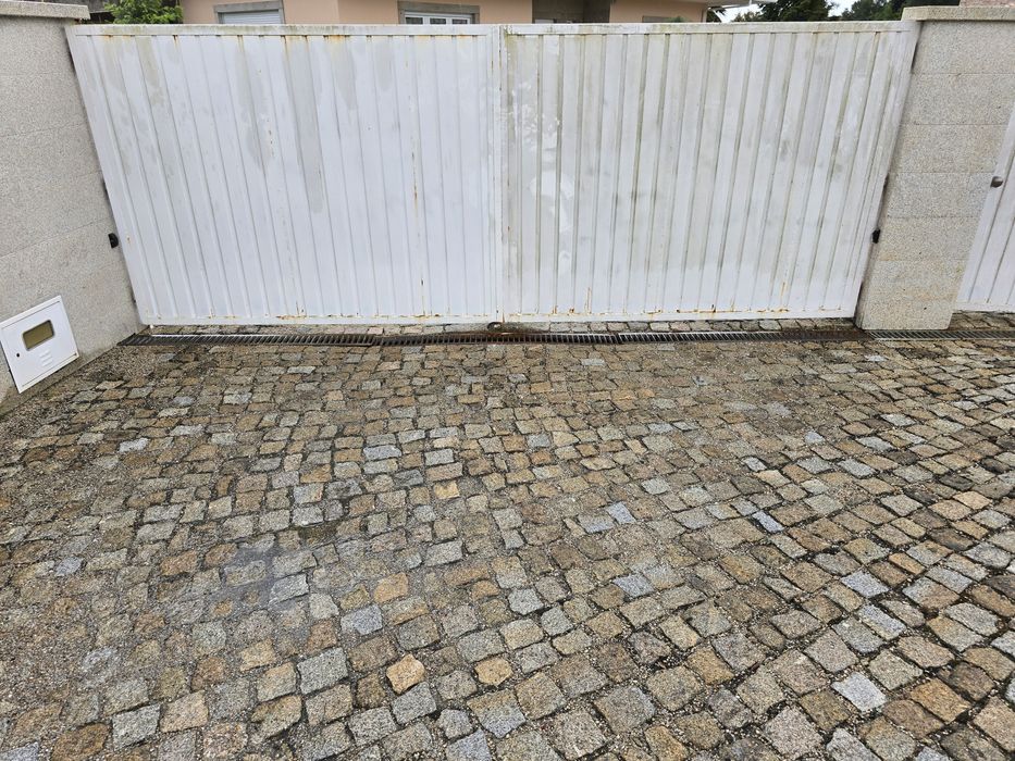 Portão e porta para limite de casa ou terreno