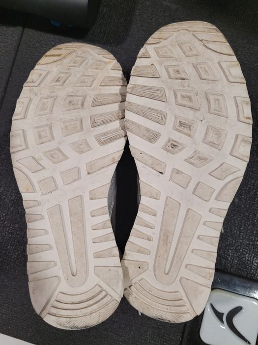 Ténis praetados da marca Bamburi