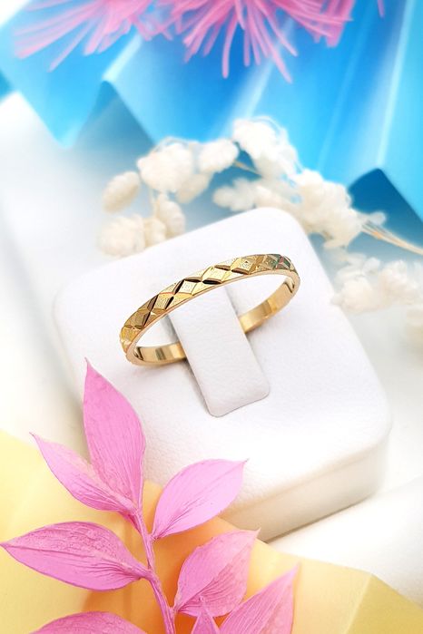 Złoty pierścionek typu obrączka