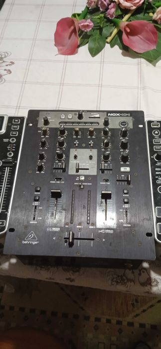 2 decks e 1 mesa de mistura