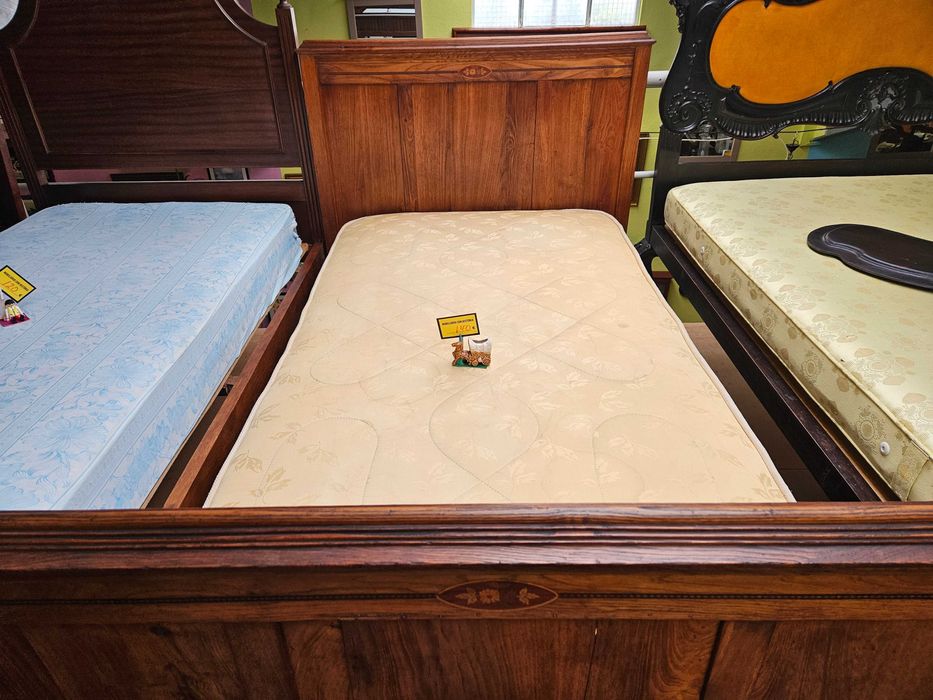 Cama antiga com estrado e colchão - Bom estado geral