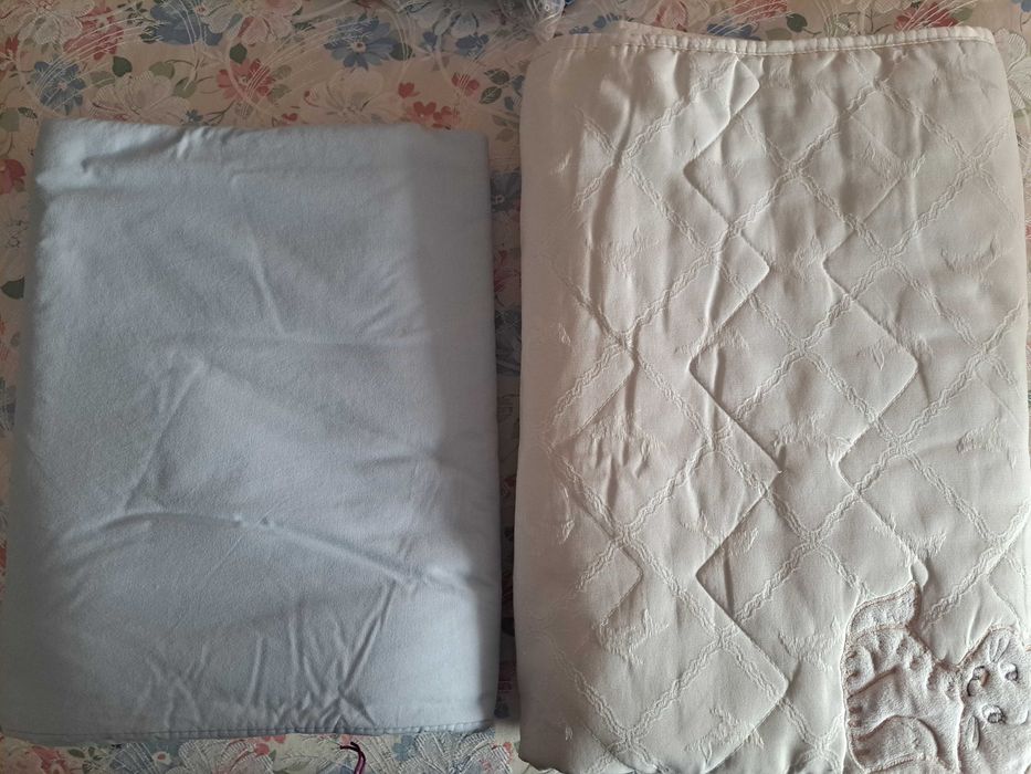 Tudo incluído: cama de grades c/ colchão, lençóis, cobertas, resgardos