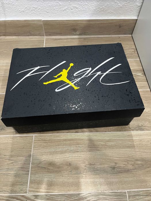 Air Jordan 4 Thunder (2023)