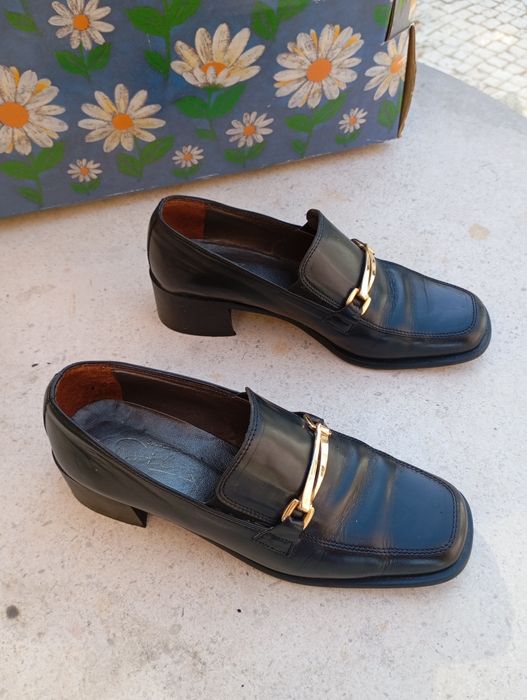 Sapatos Clássicos em Pele e Sola de Couro