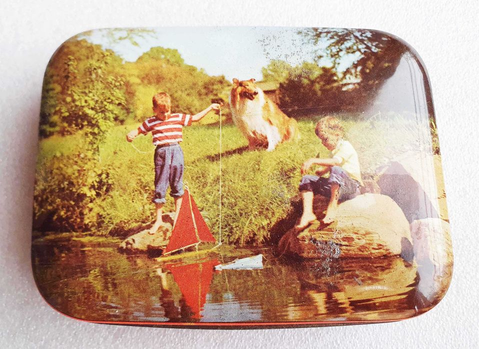 Antiga Lata Litografada ~ "Lassie e Crianças a brincar num Lago" ~ Anos 50