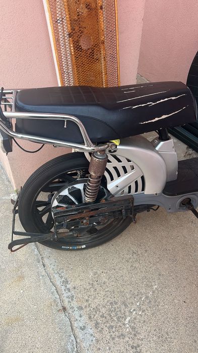 Moto eletrica que necessita de reparos