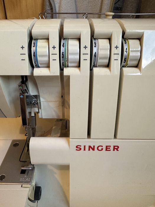 Maquina corte e cose Singer