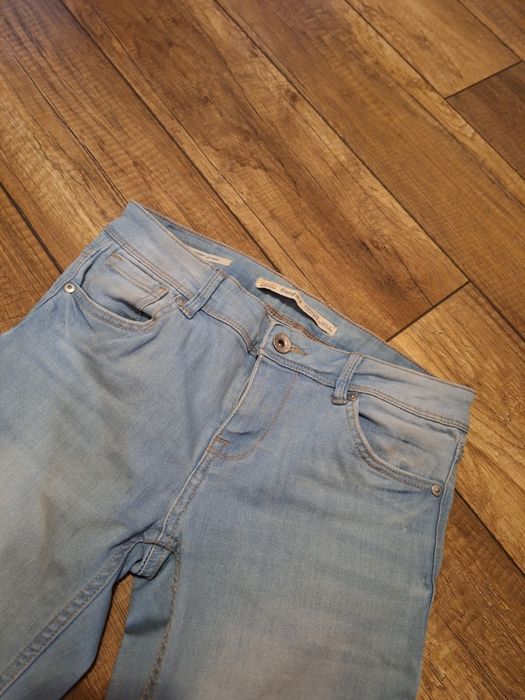 Jasne jeansy Bershka