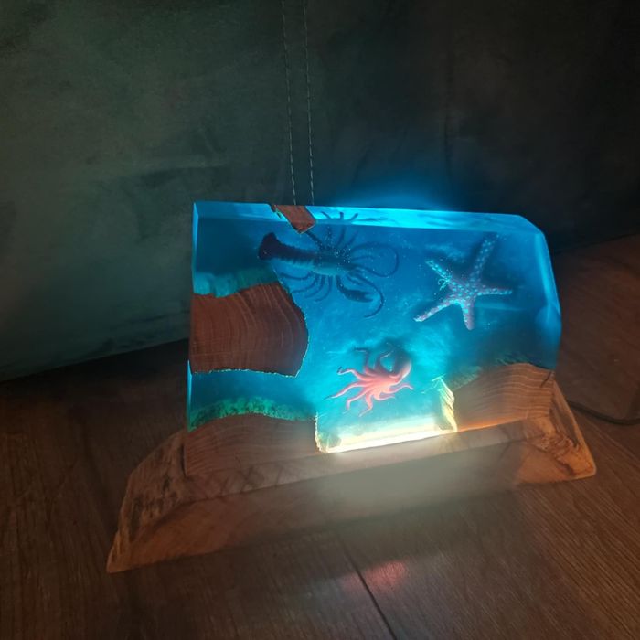 Lampka ozdobna z żywicy epoksydowej i dębu.