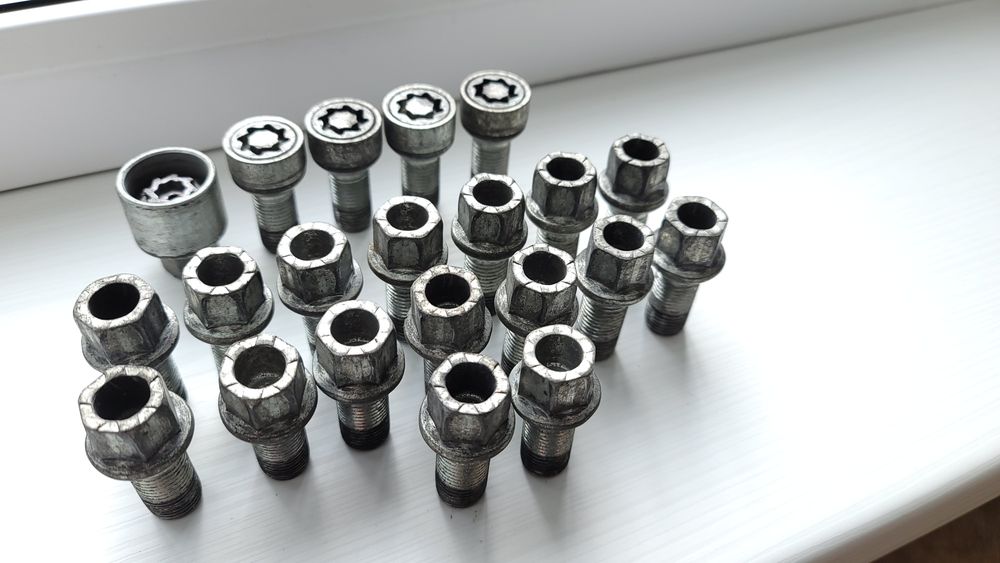 Комплект оригінальних болтів для Volkswagen з секреткою