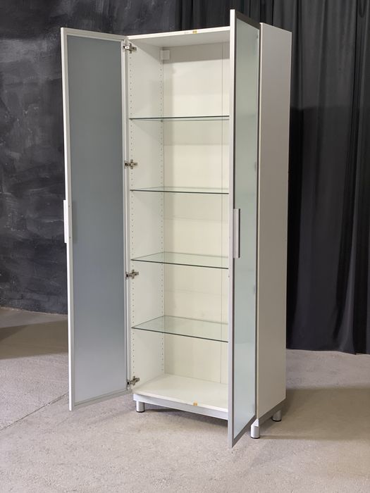 Witryna IKEA biała z matowym szkłem i szklanymi półkami