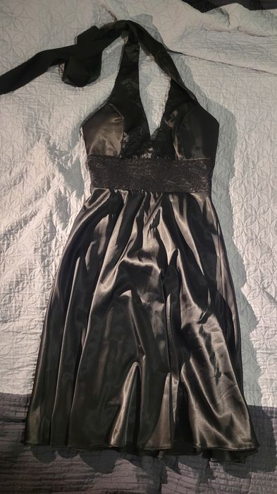 Satynowa sukienka wieczorowa wiązana