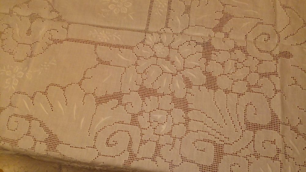 Toalha de mesa meio linho bordado à mão