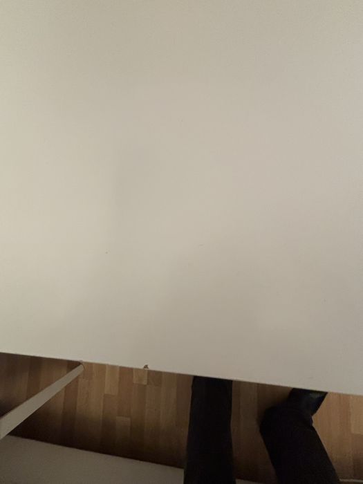 Vendo secretaria branca com pequenas marcas  de uso por 20€