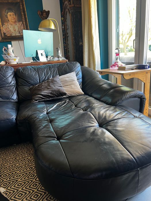 Sofá confortável em pele preto, com chaise long
