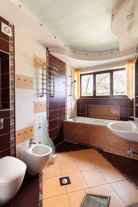 Оренда окремої будівлі. 360кв.м. 10сот. вул. Херсонська. 2000$/міс.