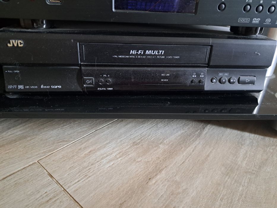 Б/в стереовідеомагнітофон JVC HR-V606 в гарному стані. Усе працює.
