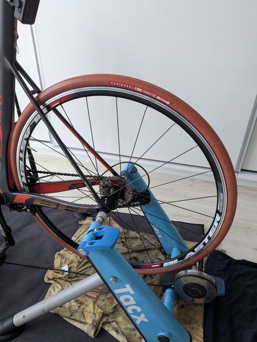 Vende-se rolo de treino e roda