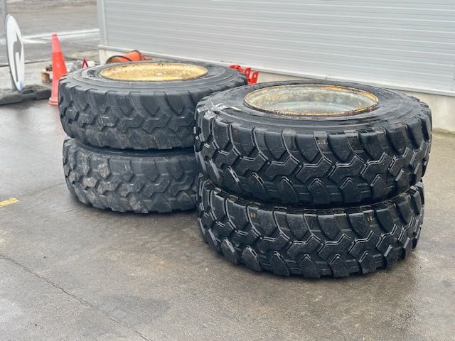 Liebherr L 514 KOŁA 15.5R25 komplet jak na foto