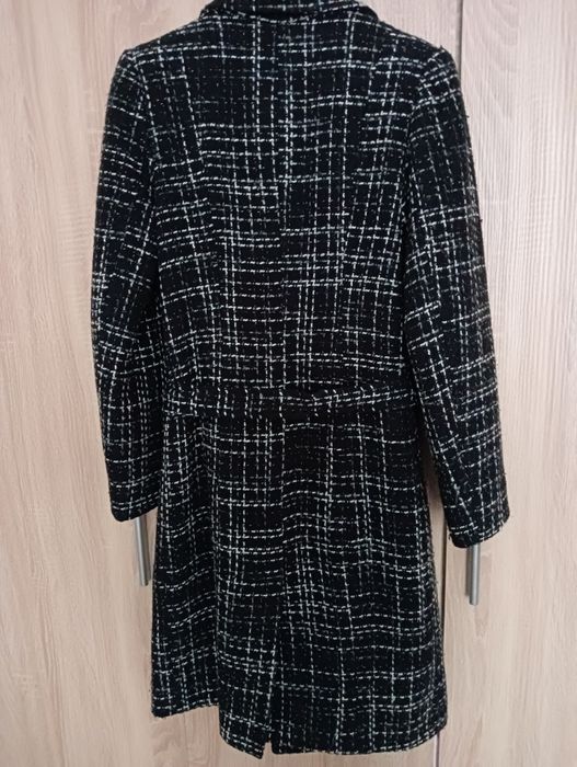 Sprzedam czarny płaszcz.