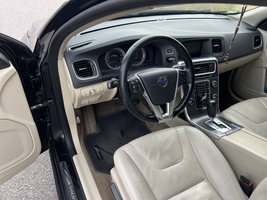 Автомобіль Volvo V60