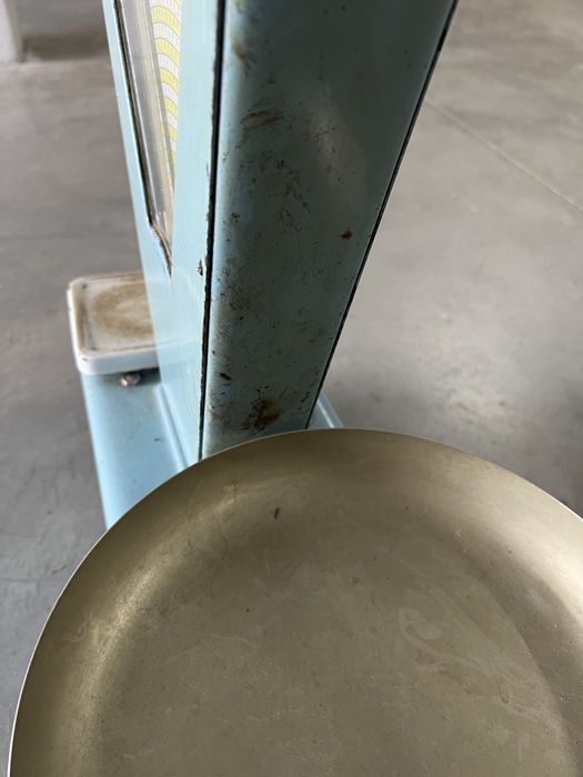 Balança antiga a funcionar