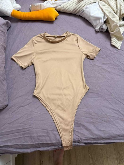 Однотонне бежеве боді