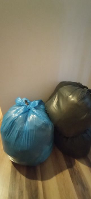 Oddam za 100; osiem worków ubrań damskich
