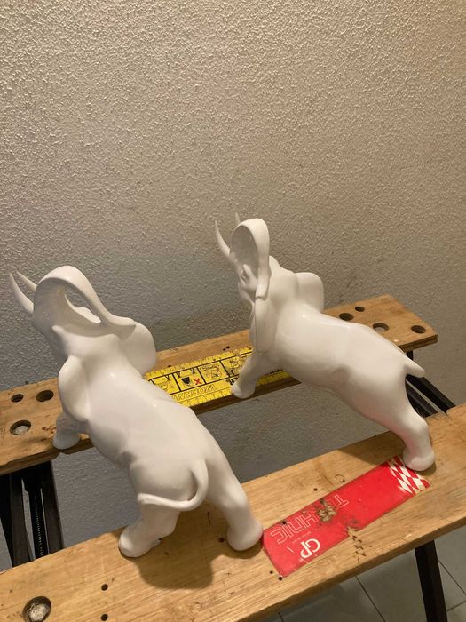 Vários objetos em porcelana decorativa