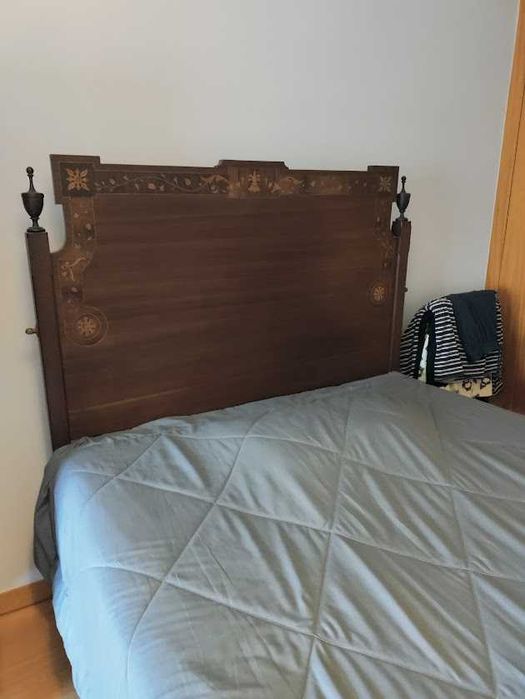 Cama de Casal D. Maria em Madeira Escura