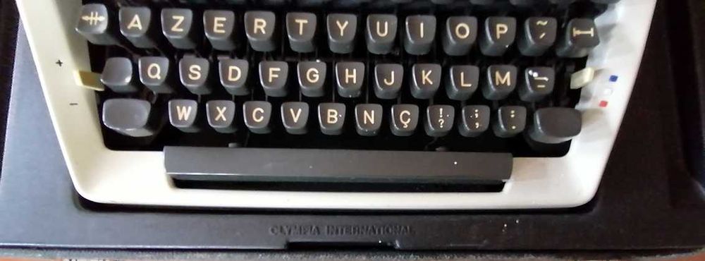 Máquina de Escrever Olympia + Caixa