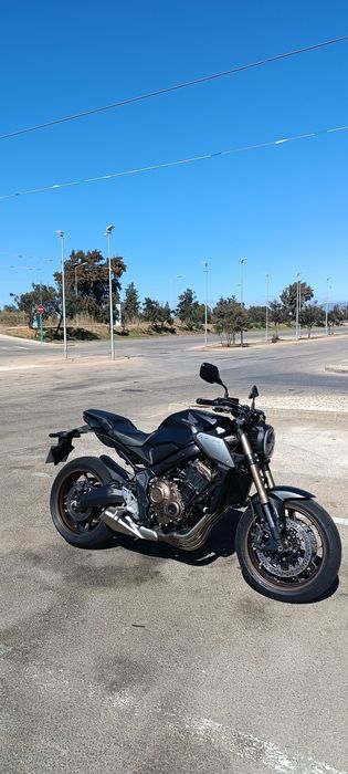 CB650R 2022  35kw (apenas em livrete)