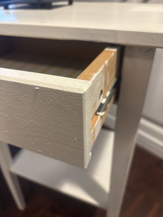 Mesinha de cabeceira e candeeiro  com lâmpada a funcionar